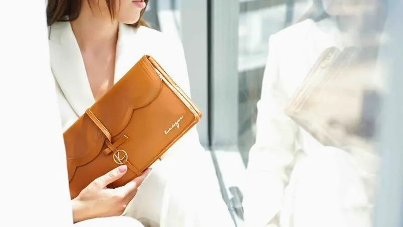 clutch bag Italian leather-high-quality-leather-Dubai-UAE-online-leather-showrrom